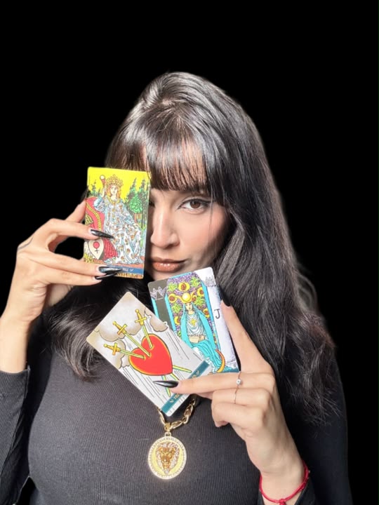 Yas Cigana com cartas de tarot